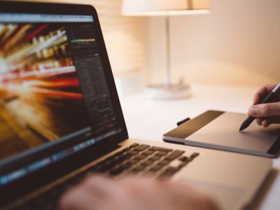 Hvordan klipper man en video sammen?