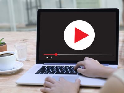 hvordan sætter man en video ind i powerpoint